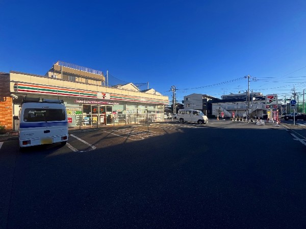 周辺環境:セブンイレブン川崎井田三舞町店(「イトーヨーカドー」や有名百貨店などを傘下に収める大手流通企業が運営するコンビニエンスストア。)