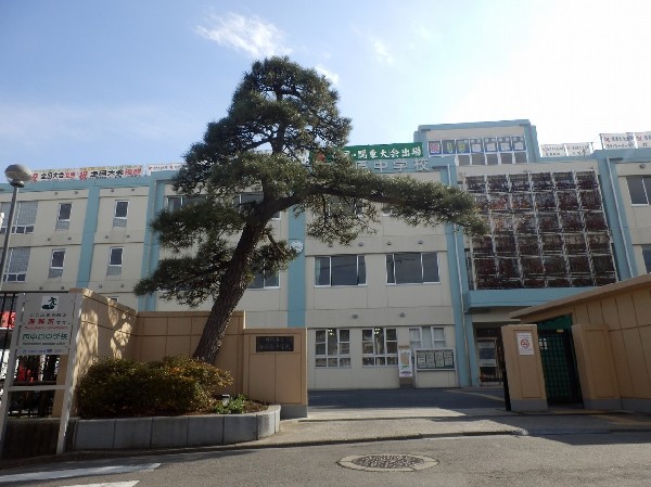 周辺環境:西中原中学校(生徒数が多い中学校。1学年12クラス。公立中学校では日本で一番のマンモス校。部活動も有名で野球、バレーボール、ハンドボールが有名。)