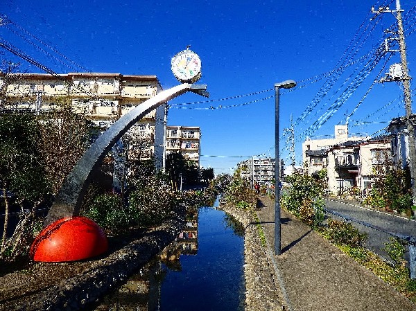 周辺環境:せせらぎ遊歩道(住宅街にやすらぎを与える遊歩道。水路には魚やザリガニ、カモまでいる。遊具も設置され、お子様にも嬉しい都会のオアシス。)