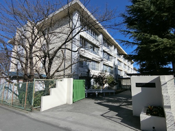 周辺環境:南生田中学校　(多摩区にある公立中学校です。「師弟同行」の精神を基にして、より良い社会を創り上げる豊かな人間の育成を目指します。)