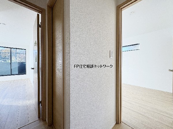 大きな窓の外には、季節を感じる豊かな緑が広がり、お部屋にいながら自然を満喫できます。心地よい風と光、癒やしの景色が日常を彩ります。