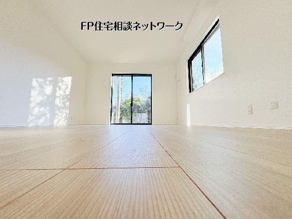 大きな窓から光が広がる明るいリビング。開放感あふれる空間は、家族の時間をゆったりと彩ります。シンプルだからこそ、暮らし方が広がる一室です。