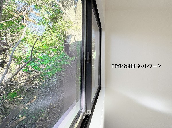 大きな窓からは季節を感じる豊かな緑が広がり、お部屋にいながら自然を満喫できます。心地よい風と光、癒やしの景色が日常を彩ります。