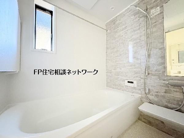 明るい窓付きのバスルームは、心地よい開放感と清潔感が魅力。ゆったり浸かれる浴槽で一日の疲れを癒し、上質なくつろぎ時間をお過ごしいただけます。