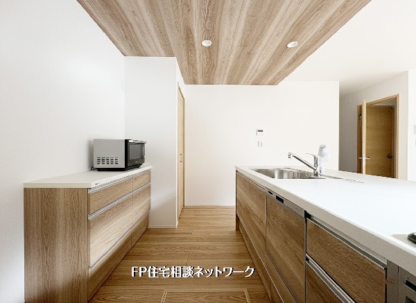 【キッチン】  本画像はAIがCGでカップボードを作成しており、実際の現地にカップボードは設置されておりません。また、販売価格にカップボード等は含まれておりません。