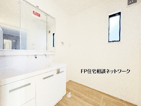 同仕様設備：清潔感あふれる広々とした洗面室。明るい採光とたっぷり収納で、朝の身支度もスムーズに。家事動線にも優れた快適な水まわり空間です。