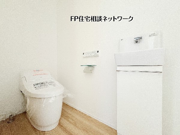 同仕様設備：清潔感あふれるトイレ空間。手洗い付きで使い勝手も良く、ゆとりあるレイアウトが毎日の暮らしをより快適にしてくれます。