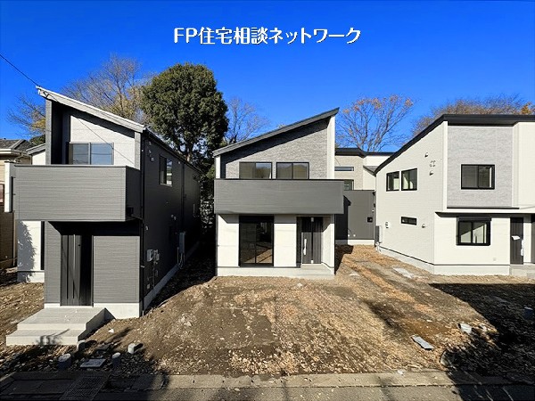 外観:豊かな緑に囲まれた心地よい住環境。開放的な街並みが広がる新築デザイナーズ住宅で、明るく穏やかな暮らしを実現できます。