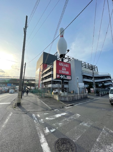 周辺環境:ラウンドワン川崎大師店(ボウリング、カラオケ、ゲームセンター、ビリヤード、ダーツなどの総合アミューズメント施設。)