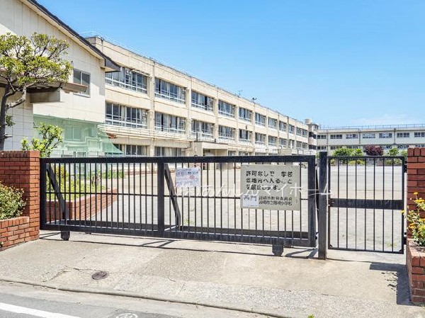 周辺環境:藤崎小学校　(お子様が一日の中でも長い時間を過ごす小学校。のびのびと過ごし、広い校庭で元気に駆け回ったり、どんどん成長していく姿が目に浮かびます。)