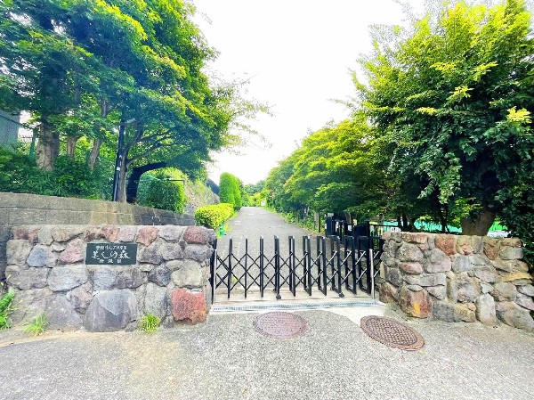 周辺環境:美しの森幼稚園(敷地面積約3000坪！広大な自然環境の中で自発的な活動を通して、子供たちの豊かな感性を育みます。　)