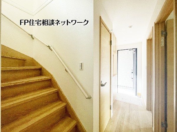 【廊下・階段】  類似外観同仕様、施工例のため分譲中の建物とは外壁、屋根開口部等の形状・仕様が異なります。