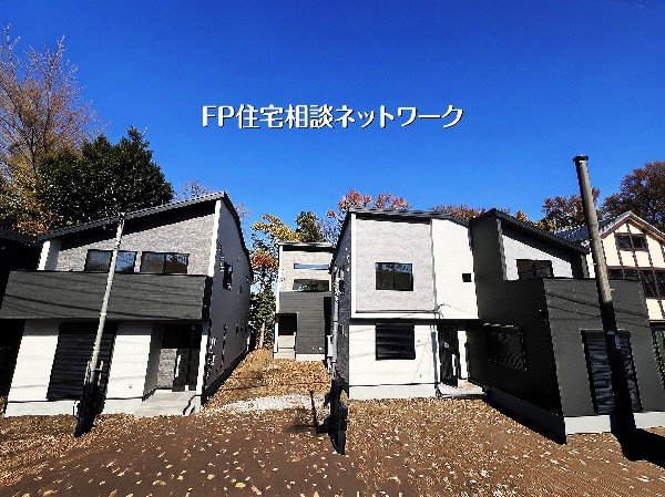 外観:【外観】  類似外観同仕様、施工例のため分譲中の建物とは外壁、屋根開口部等の形状・仕様が異なります。