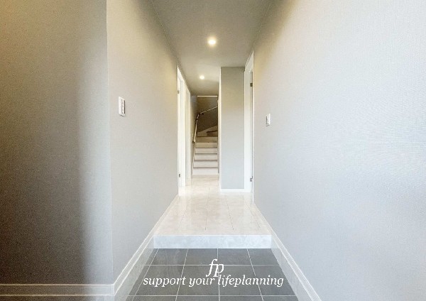 【プラン例　建物価格1980万円　建物面積100m2】玄関ホールがスッキリ広々としていると帰る時も出ていく時も気持ちが良い。玄関が綺麗ならその家の印象が良くなる。