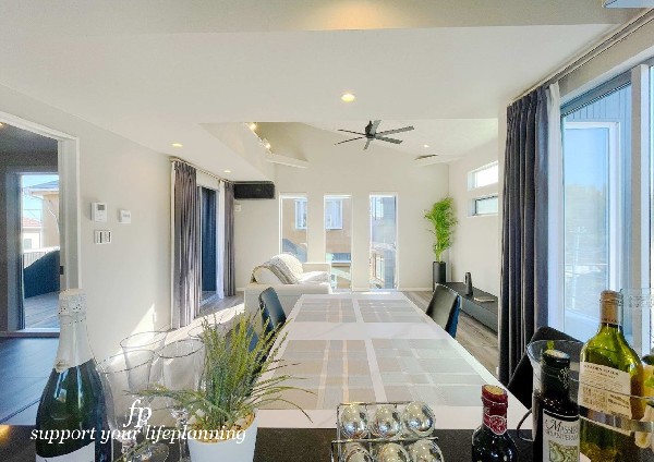 【プラン例　建物価格1980万円　建物面積100m2】キッチンカウンターに段差がなく、フラットな形状で料理をダイニングテーブルに移動する際も容易です。