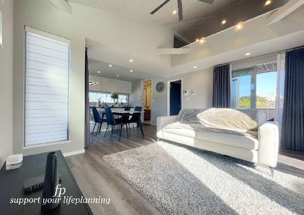 【プラン例　建物価格1980万円　建物面積100m2】開放感のある2階リビングは勾配天井で空間をうまく利用しより広く快適に過ごせる空間を演出しています。