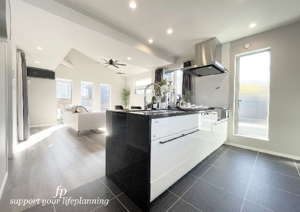 【プラン例　建物価格1980万円　建物面積100m2】リビングで遊ぶお子様を見守りながらお料理が出来る対面式カウンターキッチンは、料理をしながらご家族との会話を楽しめます。