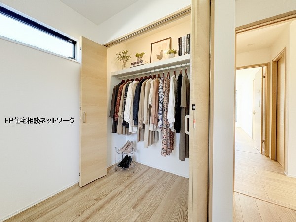 【クローゼット】  類似外観同仕様、施工例のため分譲中の建物とは外壁、屋根開口部等の形状・仕様が異なります。