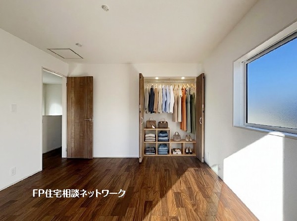 【洋室8帖】  本画像はAIがCGで家具を作成しており、実際の現地に家具は設置されておりません。また、販売価格に家具等は含まれておりません。