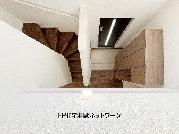 2階ホールから玄関を見下ろせる、開放感あふれる吹き抜け。帰宅した家族の顔が見え、「おかえり」の声が自然と届く距離感が魅力です。上下階の繋がりが、家族のコミュニケーションを温かく育みます。