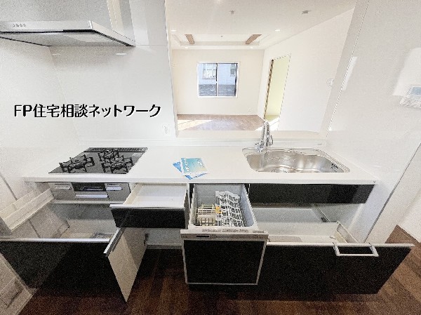 対面式キッチンを採用し、LDK全体を見渡せる開放的な設計。食洗機や収納も充実しており、家事効率に配慮された使い勝手の良いキッチンスペースです。