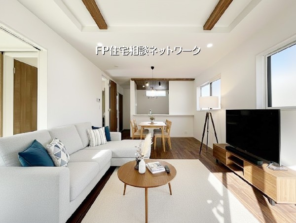 【リビング】  本画像はAIがCGで家具を作成しており、実際の現地に家具は設置されておりません。また、販売価格に家具等は含まれておりません。