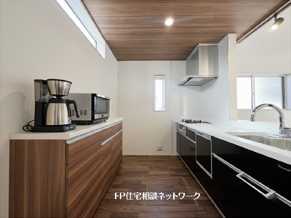 【キッチン】  本画像はAIがCGで家具を作成しており、実際の現地に家具は設置されておりません。また、販売価格に家具等は含まれておりません。