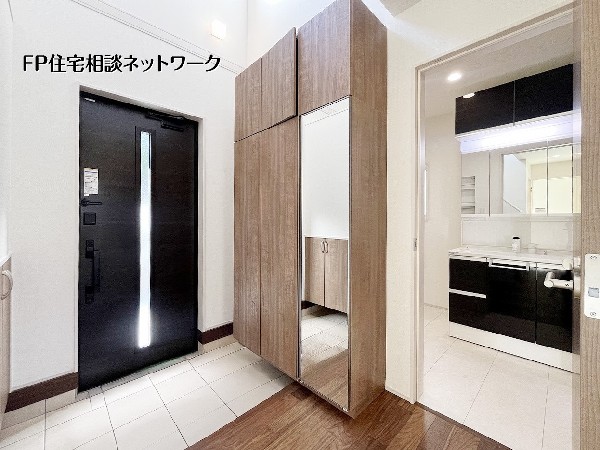 吹抜けを採用した開放感あふれる玄関スペース。自然光がたっぷり差し込み、明るく気持ちの良い空間を演出します。収納も充実し、すっきりとした玄関を保てます。