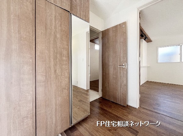 玄関には姿見付きの大型シューズボックスを設置し、収納力と使い勝手を両立。奥にはLDKと洗面脱衣室がつながり、帰宅後の動線もスムーズな、機能的で暮らしやすい間取りです。