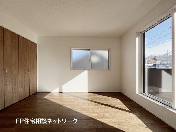 8帖の広々とした洋室は、主寝室にぴったりの空間。右手の大きな窓からはバルコニーへ出られ、陽当たりも通風も良好です。