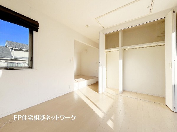 全居室には大型の収納クローゼットを完備。普段使いのお洋服や小物はもちろん、季節物のお洋服などもしっかりと整理整頓出来る。居室空間を隅々まで使えるのが嬉しい。