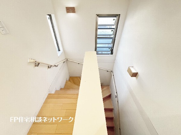 階段部分には自然の光を取り込むことの出来る、窓を配置しており明るい空間！お掃除の際には空気の換気などにも便利です。
