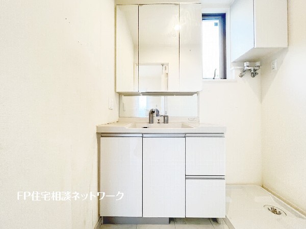 鏡の裏に収納棚を確保した三面鏡を採用。化粧品や歯ブラシなどを機能的に収納。また、三面鏡の本当の利点は三枚の鏡を合わせることで、頭の側面や背面が見れること。