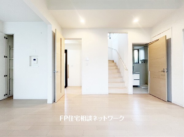 想像以上の質感が訪れる者の心を離さない。フローリング素材、窓の配置、壁面タイル、カラーバランス、どれをとってもワンランク上の仕上がり。