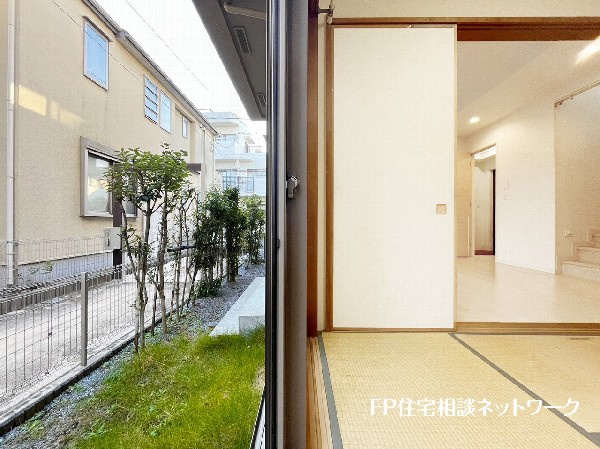 リビングに隣接の和室を開放すると、合計で21.2帖の大空間が広がります。お子様の遊び場として、ちょっと横になってお昼寝をするスペースとしても重宝します。