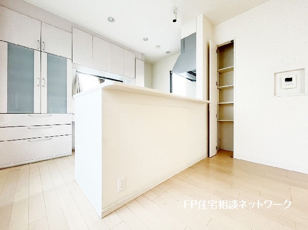 対面式のカウンターキッチンですので、出来上がったお料理をカウンターに並べてお子様が運ぶなど、お手伝いの時間も増えそうですね。