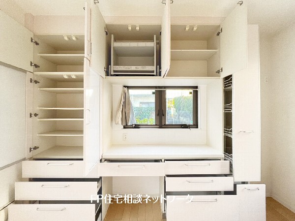 システムキッチンと一体感あるカラーでまとまった、食器棚付です。高額な設備であることから建売には採用されないことが多いので、うれしい設備仕様です。