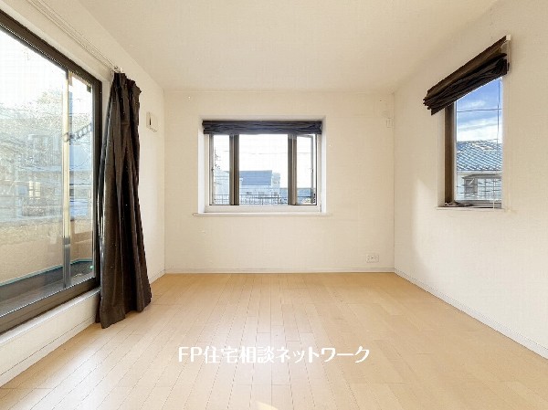 3面採光でお部屋の隅々まで明るい印象の居室。おひさまの光を、爽やかな風をたっぷりと取り込めます。居室内はいつも明るいので、毎日の生活も自然と明るくなりますね。