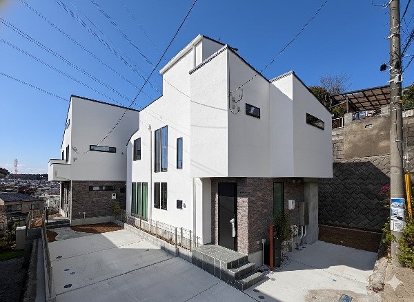 外観:【類似外観同仕様】施工例の為、分譲中の建物とは外壁、屋根開口部等の形状・仕様が異なります。