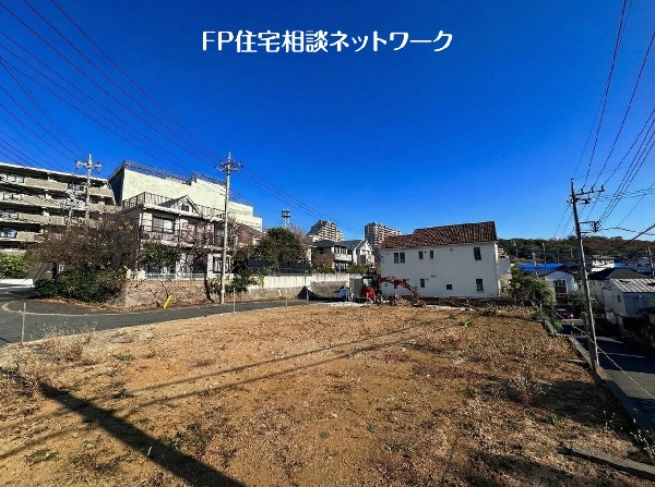 外観:お散歩やジョギング、週末のご家族での遊びに最適です。目の前に広がる開放感とゆとり、暮らしの夢を育む理想の住まいがここにはあります。