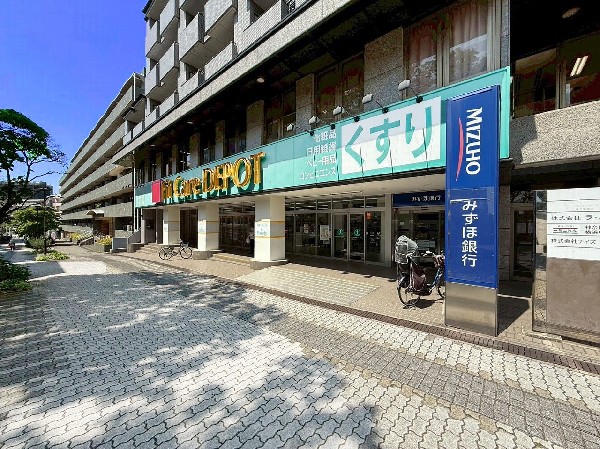 周辺環境:Fit　Care　DEPOTサファーレ中川店(今やドラックストアは薬だけではありません。日用雑貨から食料品まで品ぞろえが豊富で、しかも低価格。伸び続けているのが頷けます。)