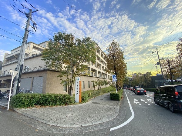 周辺環境:医療法人社団明芳会江田記念病院(理念は「地域社会から必要とされる医療、介護サービスを適切かつ迅速に提供し、健康の回復を支援する。」)