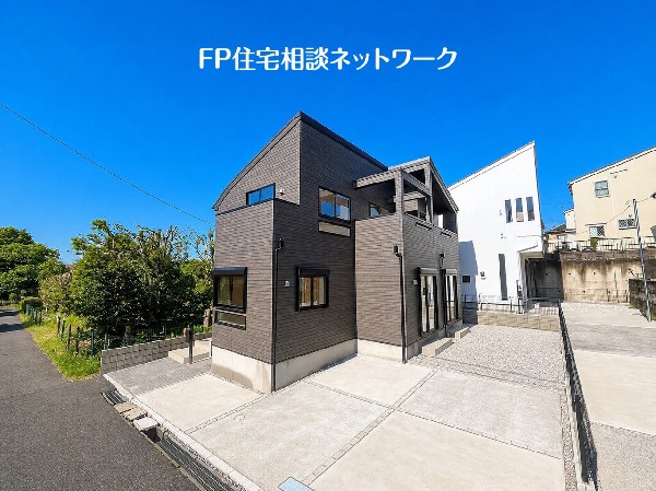外観:【類似外観同仕様】施工例の為、分譲中の建物とは外壁、屋根開口部等の形状・仕様が異なります。