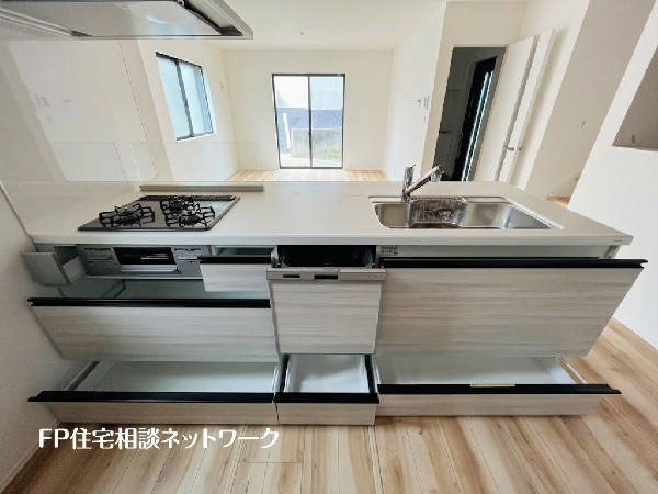 スライド収納付きのシステムキッチン。料理器具なども収納できて出し入れもスムーズ。収納量もたっぷりなので料理器具やストック調味料なども入れられる。