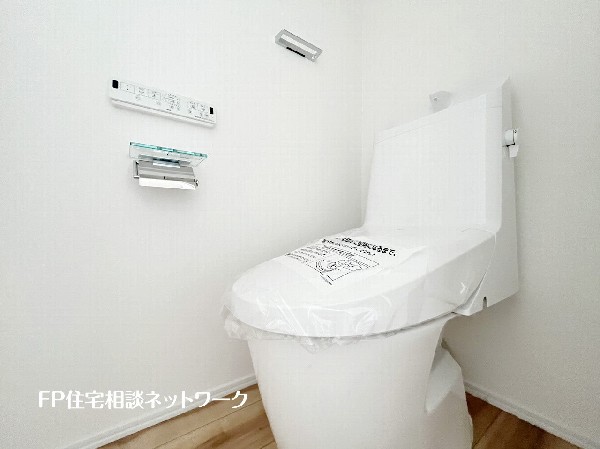 ウォシュレット、暖房便座機能付のトイレです。従来型に比べ節水効果があり、お手入れもしやすいので、家計も家事の負担も軽減してくれます。