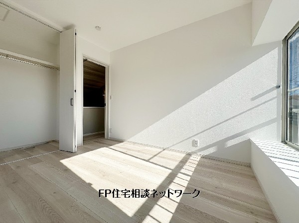 大きな窓からたっぷりと陽光が差し込む明るい洋室。白を基調とした内装が空間をより広く感じさせ、クローゼット付きで主寝室や子ども部屋としても使いやすい一室です。