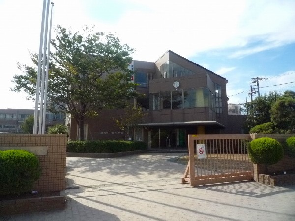 周辺環境:井田中学校　(知・徳・体の調和のとれた人間性豊かな、しなやかで　たくましい人を育成する)