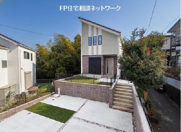 外観:【類似外観同仕様】施工例の為、分譲中の建物とは外壁、屋根開口部等の形状・仕様が異なります。