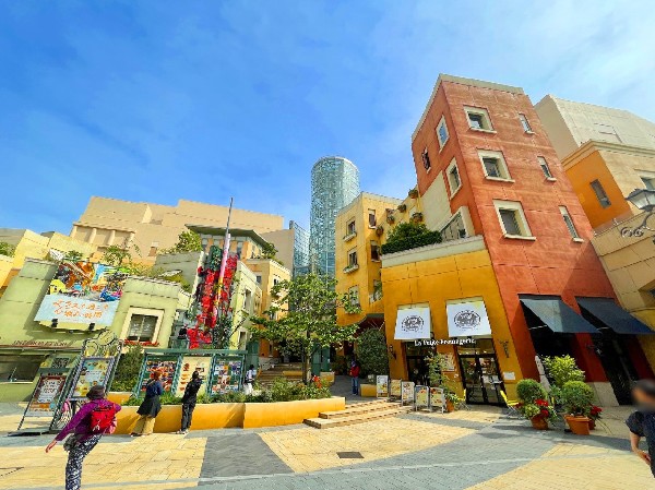 周辺環境:ラ・チッタデッラ(イタリアのヒルタウン（丘の上の街）をモチーフにデザインされた新スタイルの複合商業施設です。)