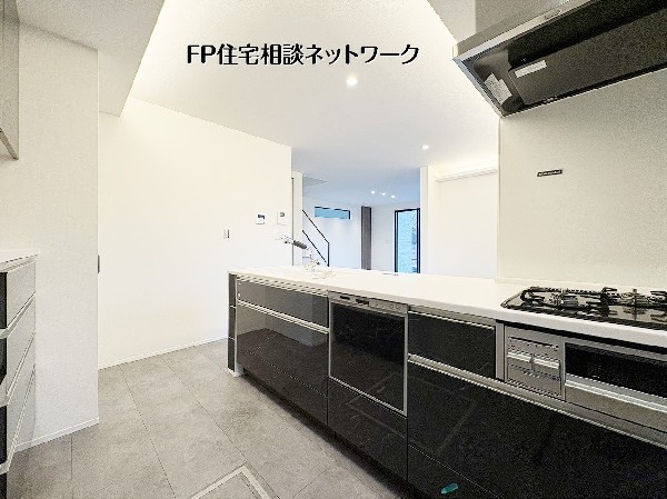 【キッチン】  グレーのアクセントクロスが都会的な印象を演出。大きな窓からは周辺の豊かな緑を望み、四季の移ろいを感じられます。ロフト付きの遊び心ある設計で、趣味や仕事に集中できるプライベート空間。